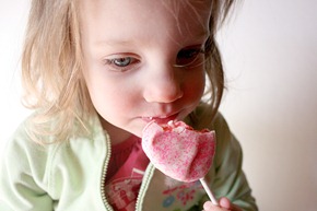 Peep-Pops-valentine-dipped-marshmallows-white-chocolate-sprinkles (17)