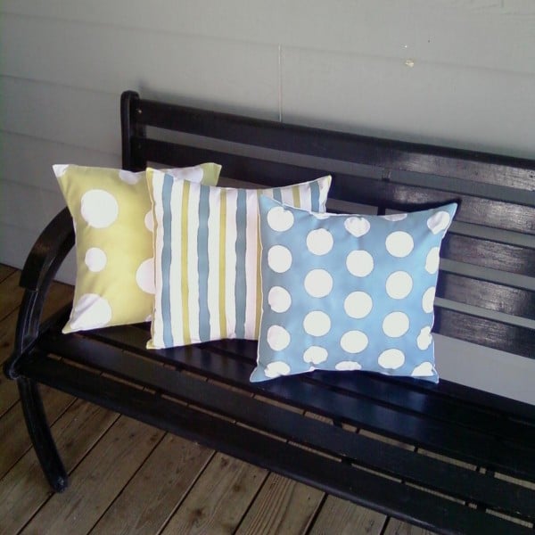 spray painted outdoor pillows for a welcoming porch, Remodelaholic