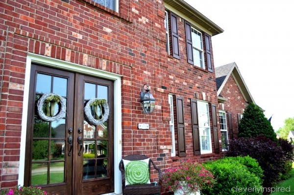 How to update old shutters to increase the curb appeal on your home featured on Remodelaholic.com