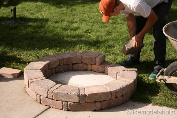 Pavestone fire pit kit tutorial from Remodelaholic