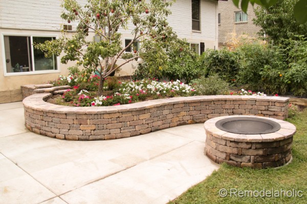 how to build a fire pit from a Pavestone kit, by Remodelaholic