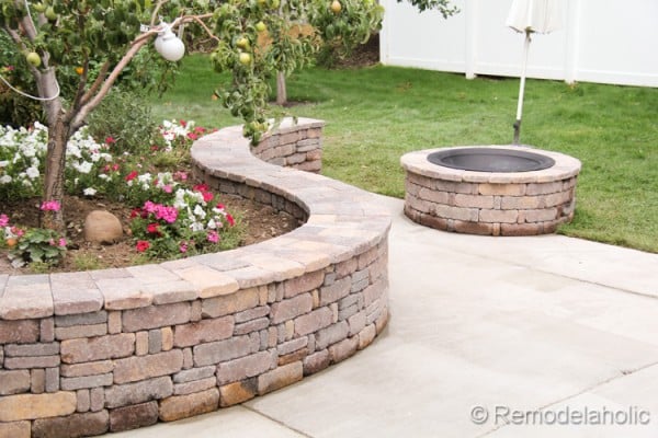 How to build a curved retaining wall and matching fire pit using Pavestone blocks, from Remodelaholic