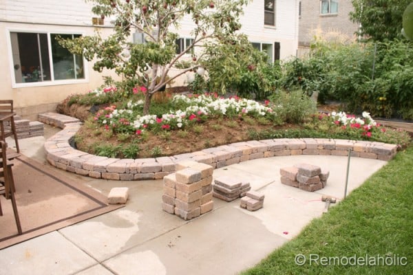 how to build a curved retaining wall by Remodelaholic