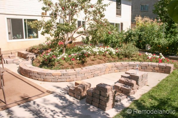How to build a curved retaining wall with Pavestone blocks from Remodelaholic