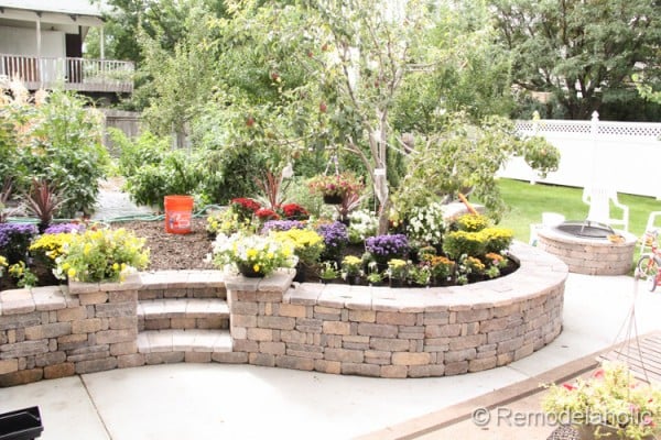 Come learn how to build a beautiful retaining wall, a tutorial from Remodelaholic