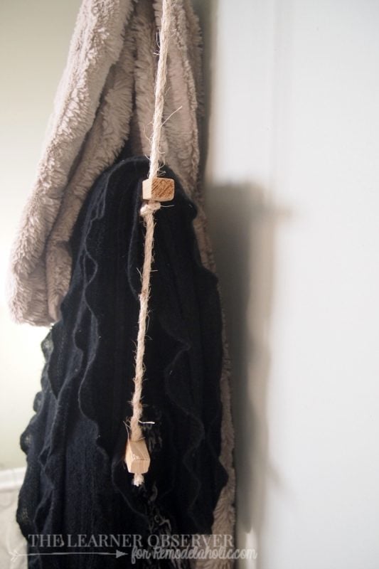 Using just rope and some 1x1 wood you can make a great towel or blanket rack in 15 minutes! Via The Learner Observer for Remodelaholic.com