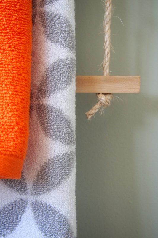 Using just rope and some 1x1 wood you can make a great towel or blanket rack in 15 minutes! Via The Learner Observer for Remodelaholic.com