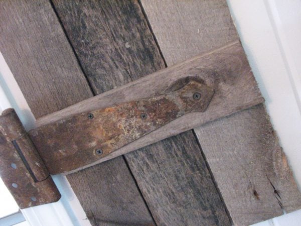 use salvaged hinges on interior barn wood pallet shutters, Prodigal Pieces on Remodelaholic